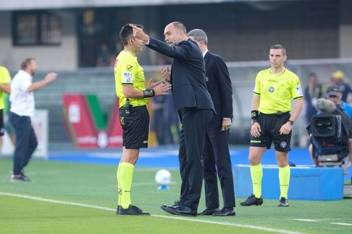 Igor Tudor protestează la una dintre deciziile controversate ale arbitrului Antonio Rapuano, care l-a avertizat pe antrenorul lui Juventus în meciul cu Verona / Foto: Imago