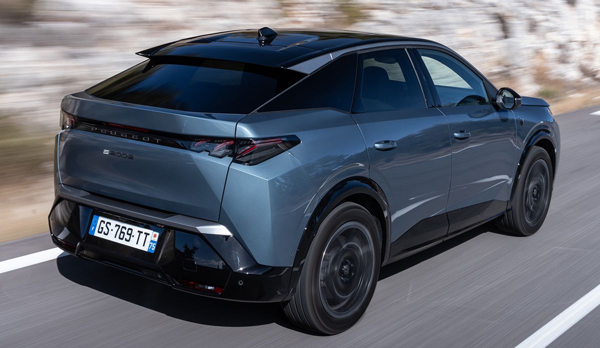 Revoluţie pe piaţa auto! Un cunoscut producător lansează prima mașină electrică cu baterie integrată complet