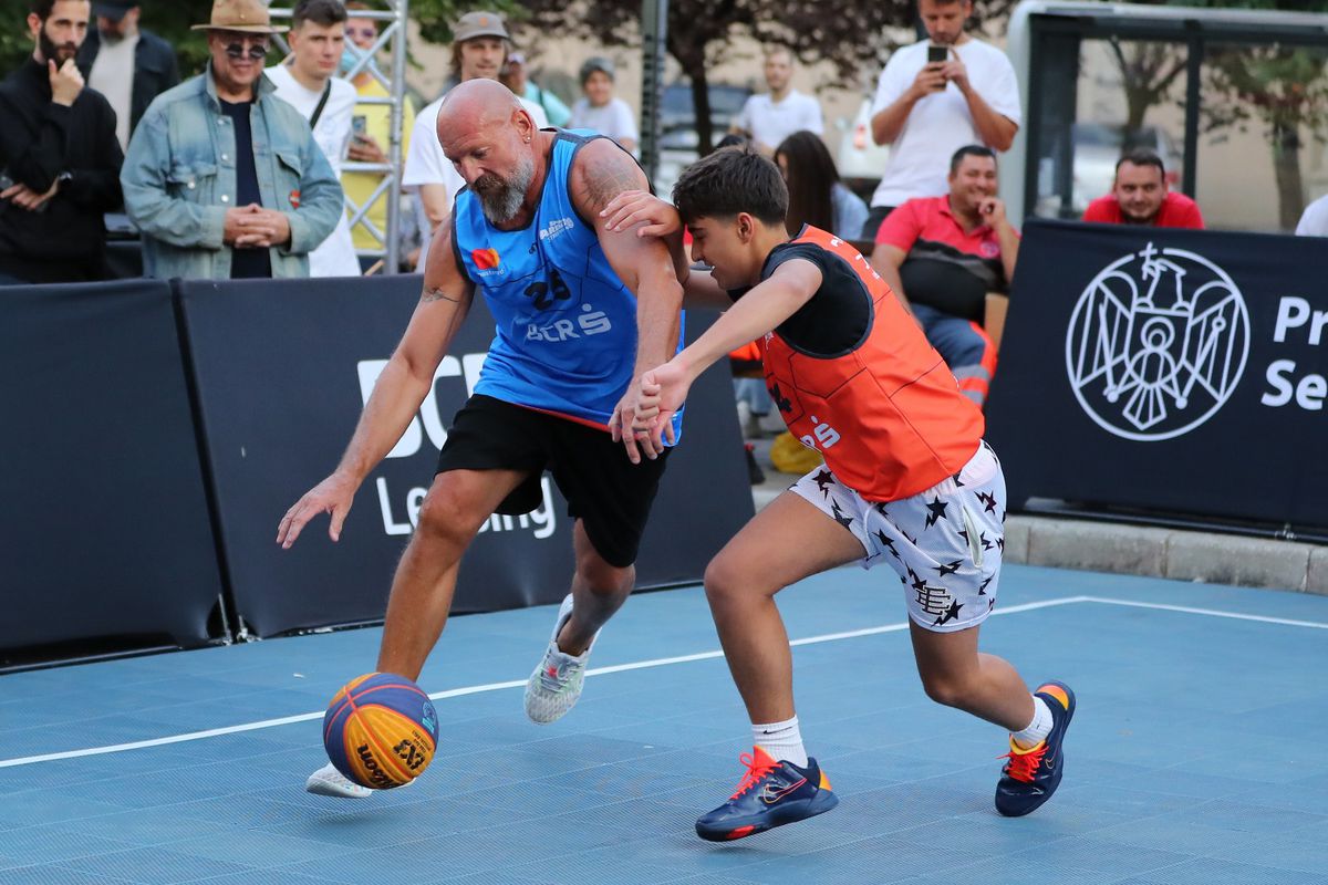 „Arnold” Stelea vs. „Săgeată” Niculae » Spectacol inedit pe terenul de baschet la Sport Arena Streetball