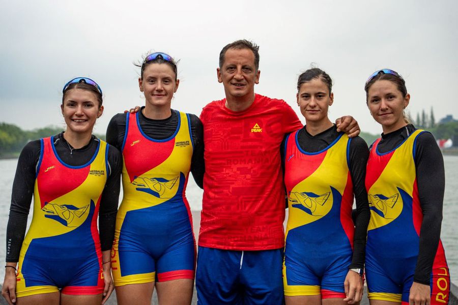 Emanuela Ciotău, Alexandra Ungureanu, Andrada Moroșanu, Mădălina Cornea și antrenorul Sorin Băhnărel Foto: FR Canotaj.Balint Czucz Au început Mondialele de canotaj de la Shanghai » Patru bărci tricolore merg mai departe în semifinale și finală