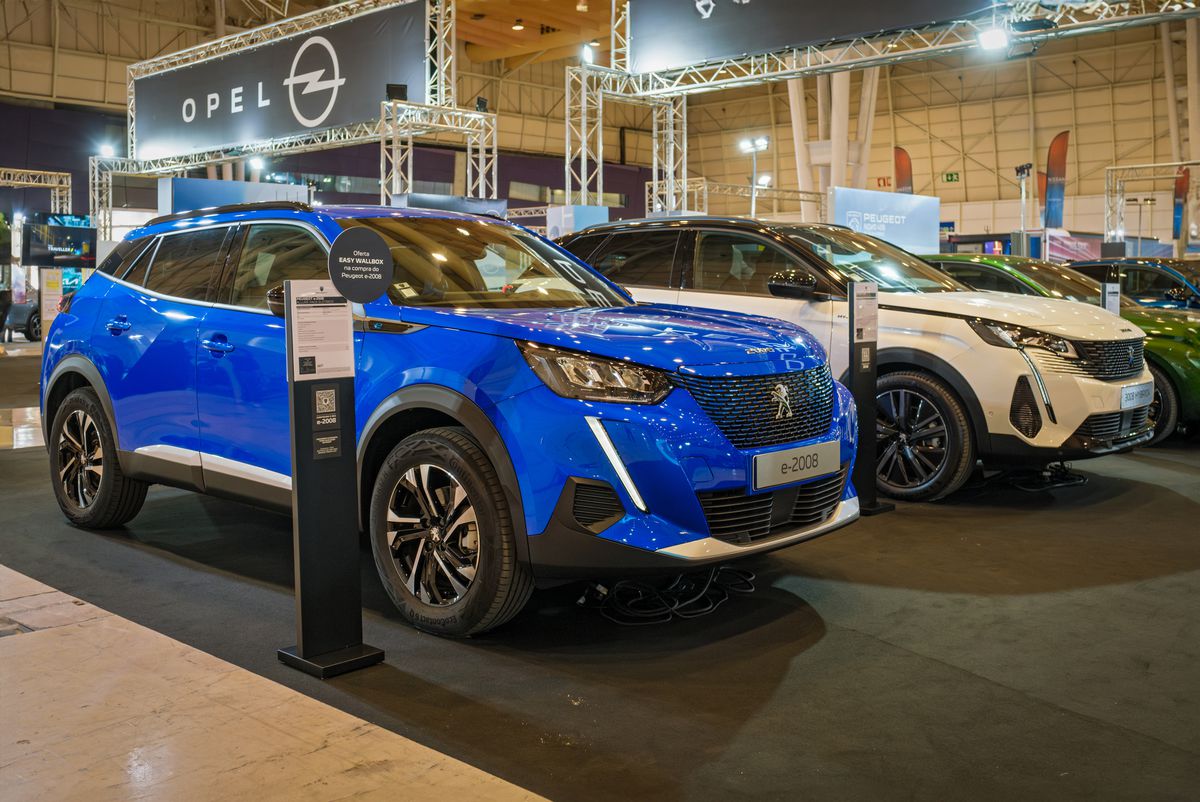 Revoluţie pe piaţa auto! Un cunoscut producător lansează prima mașină electrică cu baterie integrată complet