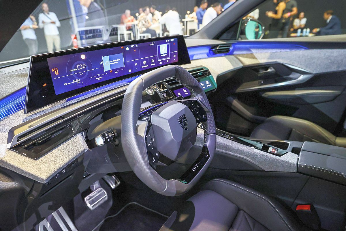 Revoluţie pe piaţa auto! Un cunoscut producător lansează prima mașină electrică cu baterie integrată complet