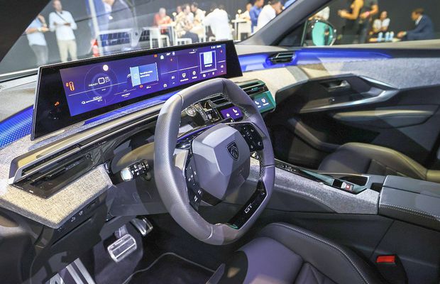 Revoluţie pe piaţa auto! Un cunoscut producător lansează prima mașină electrică cu baterie integrată complet