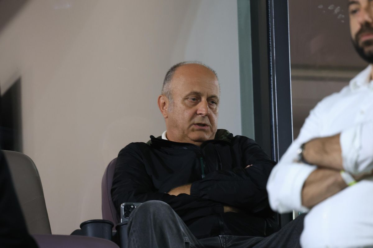 „Muzeul” figurilor de ceară: Dan Șucu, împietrit la oficială