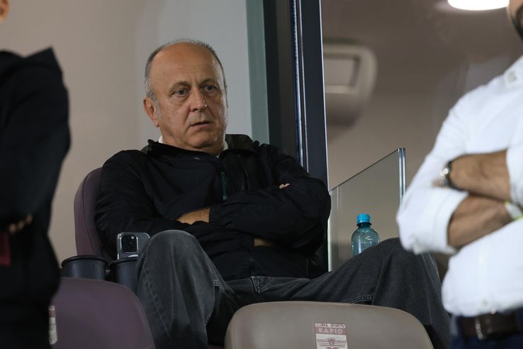 „Muzeul” figurilor de ceară: Dan Șucu și oficialii Rapidului, împietriți la oficială // foto: Ionuț Iordache (GSP)