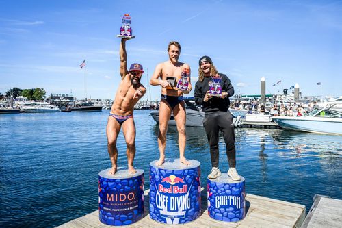 Cătălin Preda (stânga), pe podium la Boston, în Red Bull Cliff Diving/Foto: Steaua București