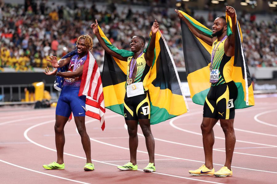 Noah Lyles (SUA, stânga) și Kishane Thompson (Jamaica, dreapta) îl încadrează pe câștigătorul probei de100 m de la CM de la Tokyo, Oblique Seville (Jamaica) Foto: Guliver / Getty Images A salvat un om, apoi a cucerit bronzul! Top 10 cele mai impresionante momente de Campionatele Mondiale de atletism din Tokyo