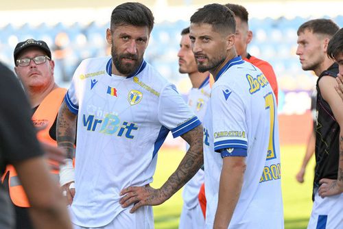 Paul Papp (stânga), la pământ după încă un eșec la Petrolul. © FOTO: Răzvan Păsărică /SPORT PICTURES