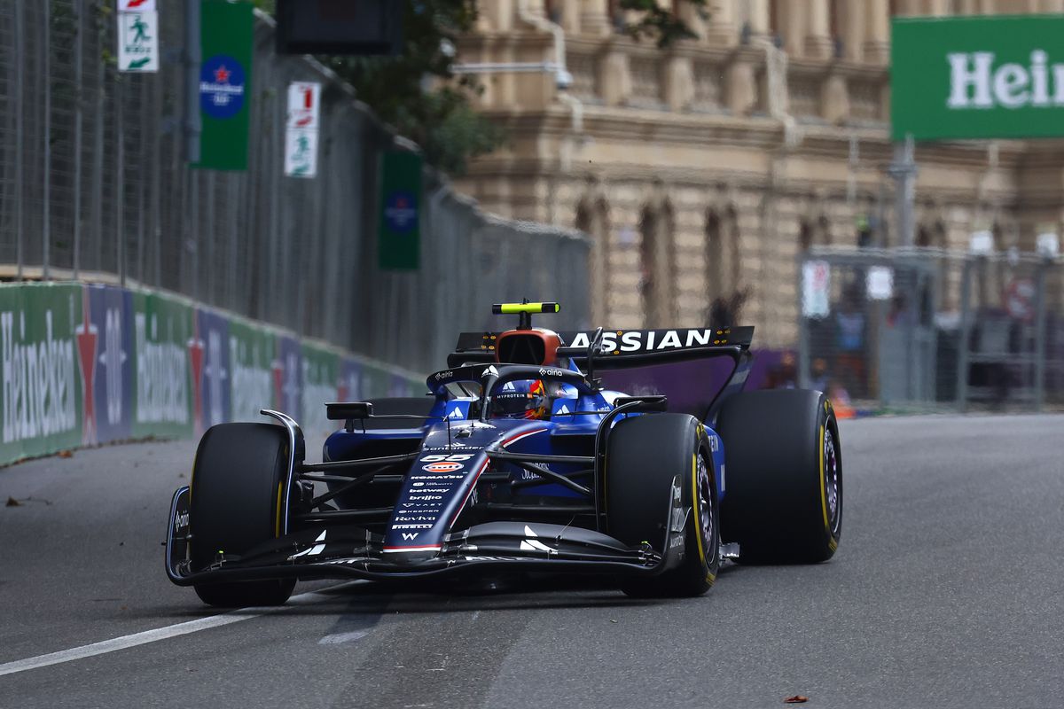 Lewis Hamilton i-a oferit scuze coechipierului său de la Ferrari pentru modul în care a gestionat finalul Marelui Premiu al Azerbaidjanului