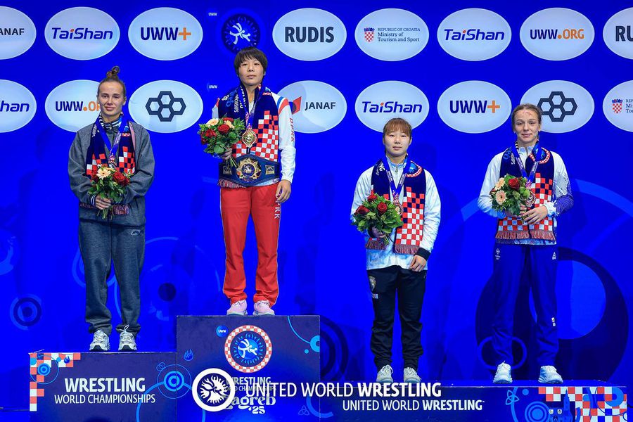 Andreea Ana (dreapta) pe podiumul mondial de la Zagreb A luat bronz la Mondiale, iar antrenorul le bate obrazul celor de la Steaua: „E urât ce fac!” + „Alerga cu fesul în cap pe plajă, iar colegele se relaxau pe șezlong”