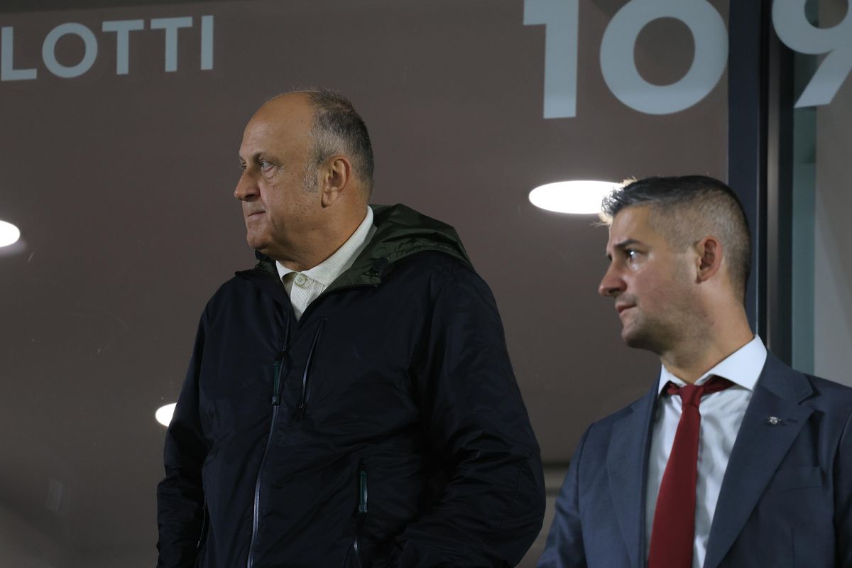 Dublu coșmar pentru Dan Șucu » Explicația din spatele imaginilor virale cu el împietrit: ce le-a mărturisit apropiaților