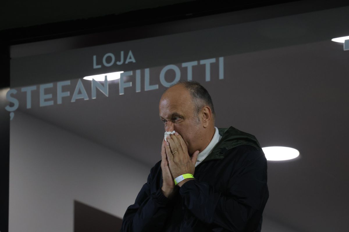 „Muzeul” figurilor de ceară: Dan Șucu, împietrit la oficială