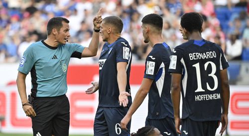 Mingea expediată de Boey spre poarta lui Baumann deviază din coapsă în brațul lui Hajdari, iar arbitrul Hartmann a arătat fără VAR punctul cu var / Foto: Imago