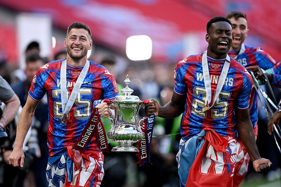 Marc Guehi (dreapta) și Joel Ward, sărbătorind triumful lui Crystal Palace în FA Cup (sezonul 2024/2025) // FOTO: Getty Images Jucătorul dorit insistent de Liverpool în vară vrea la Real Madrid
