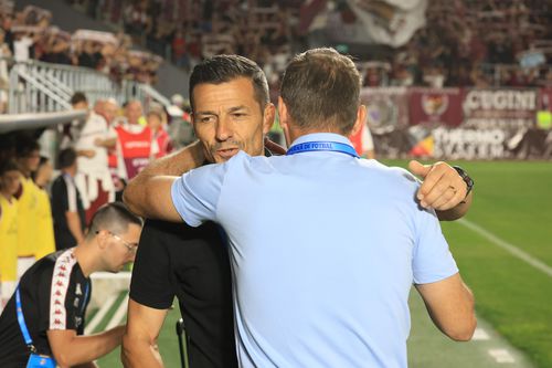 Costel Gâlcă, îmbrățișându-se cu Marius Măldărășanu în Rapid - Hermannstadt // foto: Ionuț Iordache (GSP)