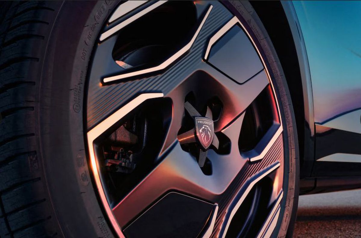 Revoluţie pe piaţa auto! Un cunoscut producător lansează prima mașină electrică cu baterie integrată complet