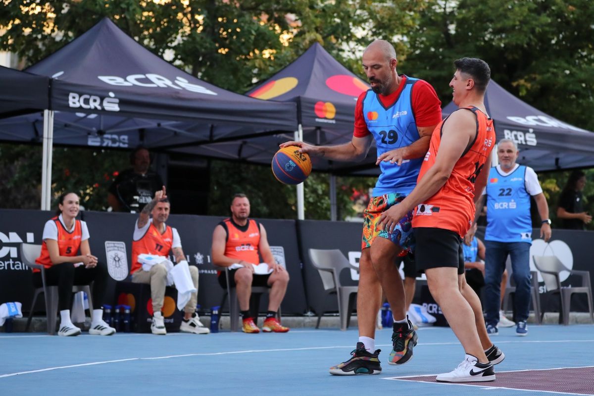 „Arnold” Stelea vs. „Săgeată” Niculae » Spectacol inedit pe terenul de baschet la Sport Arena Streetball
