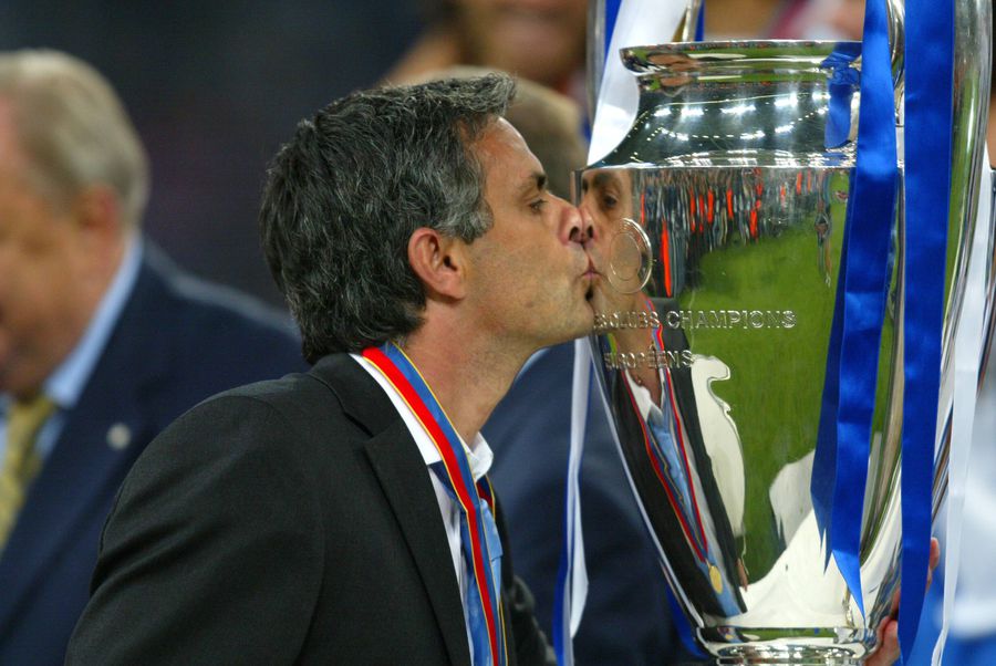 Jose Mourinho, după triumful cu FC Porto din Liga Campionilor (sezonul 2003/2004) // FOTO: Imago Images După prima victorie pe banca lui Benfica, Jose Mourinho a avut un mesaj pentru FC Porto