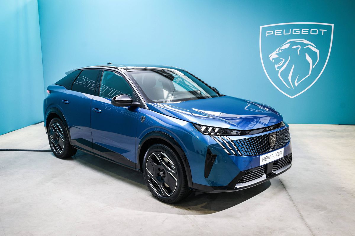 Revoluţie pe piaţa auto! Un cunoscut producător lansează prima mașină electrică cu baterie integrată complet