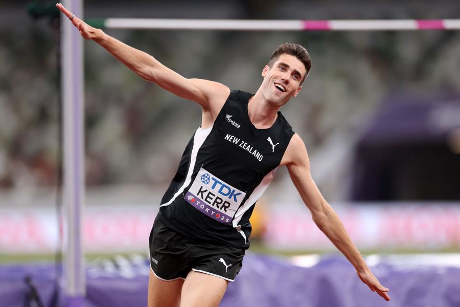 Hamish Kerr, după săritura de titlu mondial la CM 2025 Foto: Guliver/GettyImages A salvat un om, apoi a cucerit bronzul! Top 10 cele mai impresionante momente de Campionatele Mondiale de atletism din Tokyo