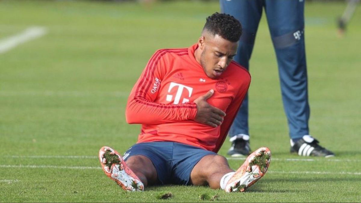 FOTO Panică la antrenamentul lui Bayern » Corentin Tolisso s-a prăbușit la pământ ținându-se cu mâna de piept! Antrenamentul a fost suspendat
