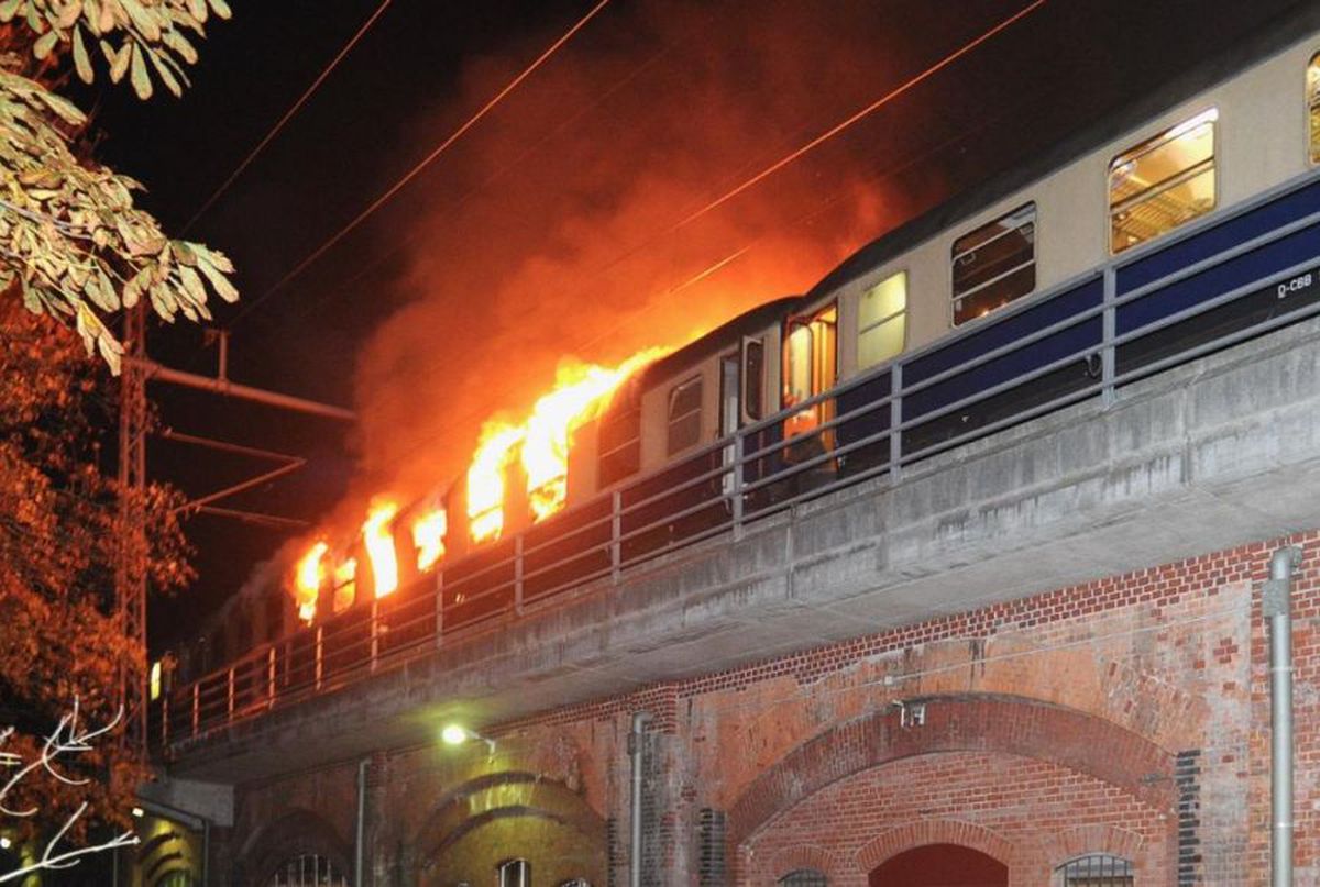 FOTO Tren cu fani, în flăcări la Berlin! Suporterii lui Freiburg, probleme când se întorceau de la meci
