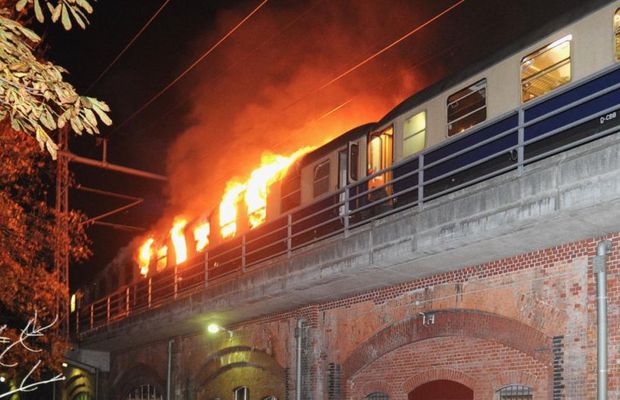 FOTO Tren cu fani, în flăcări la Berlin! Suporterii lui Freiburg, probleme când se întorceau de la meci