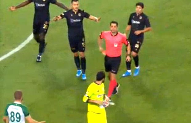 VIDEO Ce-a fost în mintea lui? Gafă copilărească în prima ligă turcă: portarul a părăsit terenul de bunăvoie după ce a realizat ce a făcut :)