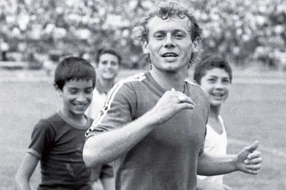 VIDEO + FOTO 2 ani de la decesul lui Ilie Balaci: „A fost mai mare ca Hagi” + „Era deranjant de modest pentru valoarea lui”