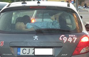 Imagine tulburătoare: copil plimbat cu mașina, lipit de lunetă în Cluj » Poliția îl caută pe șofer