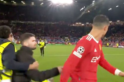 Cristiano Ronaldo, agățat de un suporter // foto: captură Twitter