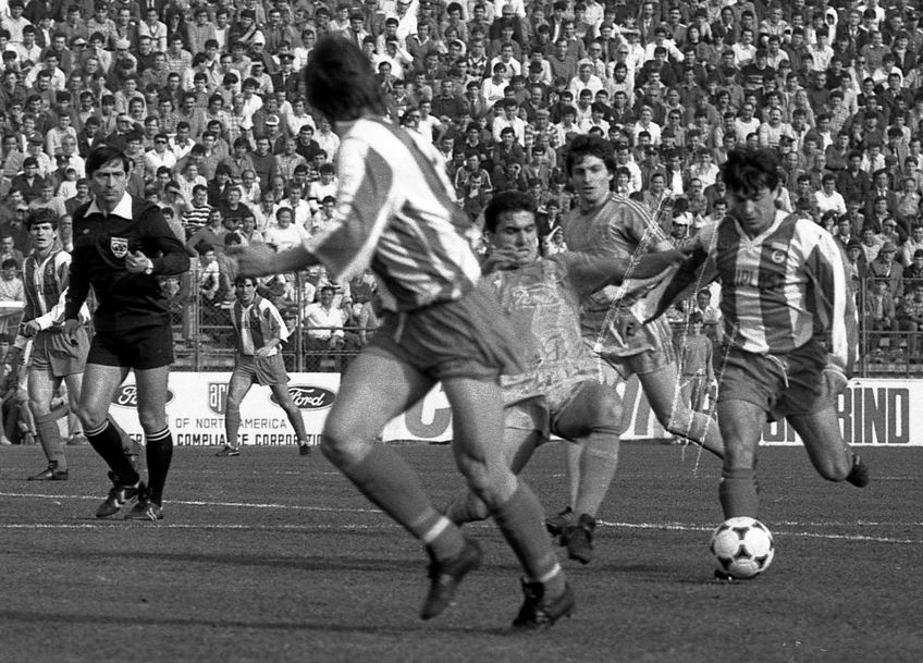 În anii care au precedat acel duel din 1989,
cei doi decari au câștigat pe rând trofeul
de Fotbalistul anului în Ancheta Gazetei
Sporturilor: Hagi în 1987, Mateuț în 1988
(foto: Arhiva GSP)