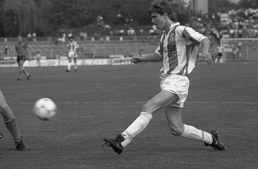 Răducioiu debutase sub comanda lui Lucescu în Divizia A la numai
16 ani, în primăvara lui 1986
(foto: Arhiva GSP)