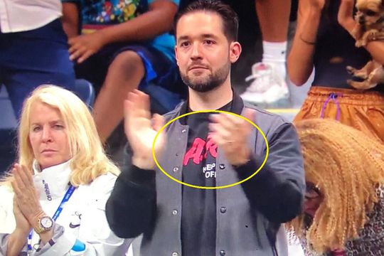 Alex Ohanian și tricoul purtat în meciul din 2019 dintre Serena și Maria Sharapova