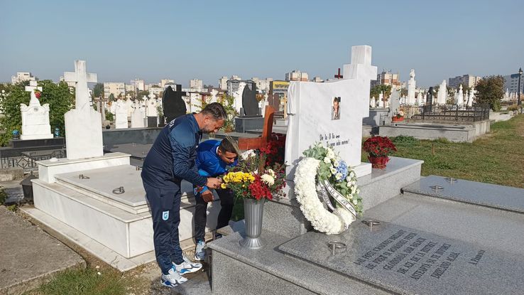 5 ani de la decesul lui Ilie Balaci. Screciu, Ivan și Mitriță au pus o coroană la mormânt (foto: Universitatea Craiova)