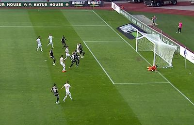 Ne-au lăsat cu „fanta de lumină” » Ce-a făcut VAR-ul la Hermannstadt - Dinamo, după eroarea uriașă din urmă cu 2 zile