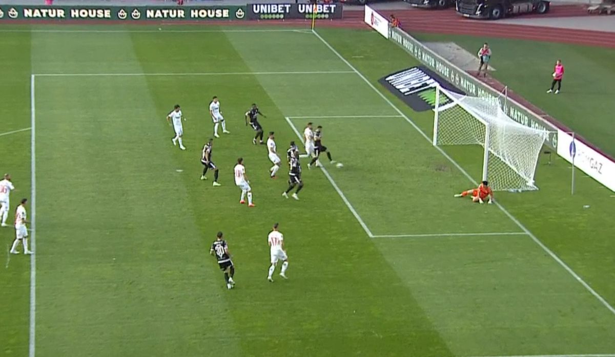 Ne-au lăsat cu „fanta de lumină” » Ce-a făcut VAR-ul la Hermannstadt - Dinamo, după eroarea uriașă din urmă cu 2 zile