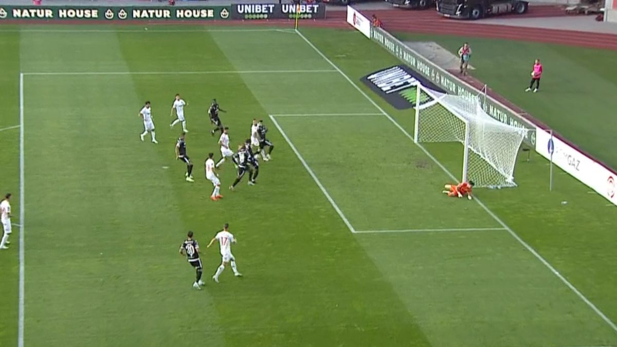 Ne-au lăsat cu „fanta de lumină” » Ce-a făcut VAR-ul la Hermannstadt - Dinamo, după eroarea uriașă din urmă cu 2 zile