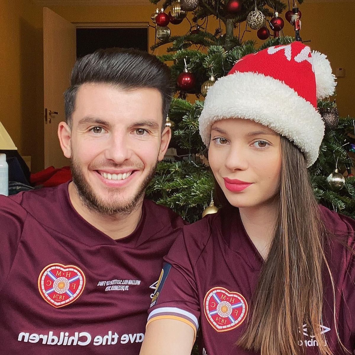 El, noul „stâlp” din defensiva FCSB » Ea, o doctoriță de succes, în plină ascensiune: „Am fost de multe ori cobaiul ei. Mi-era frică!”