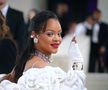 Toată lumea vorbește despre ipostaza în care Rihanna s-a fotografiat alături de fostul șef din fotbal