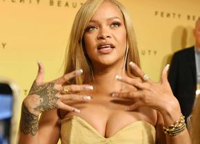 Toată lumea vorbește despre ipostaza în care Rihanna s-a fotografiat alături de fostul șef din fotbal