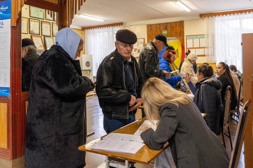 Cetățenii Republicii Moldova și-au exprimat voturile în privința a două chestiuni majore
Foto Imago