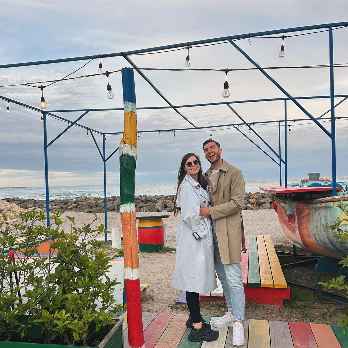 El, noul „stâlp” din defensiva FCSB » Ea, o doctoriță de succes, în plină ascensiune: „Am fost de multe ori cobaiul ei. Mi-era frică!”