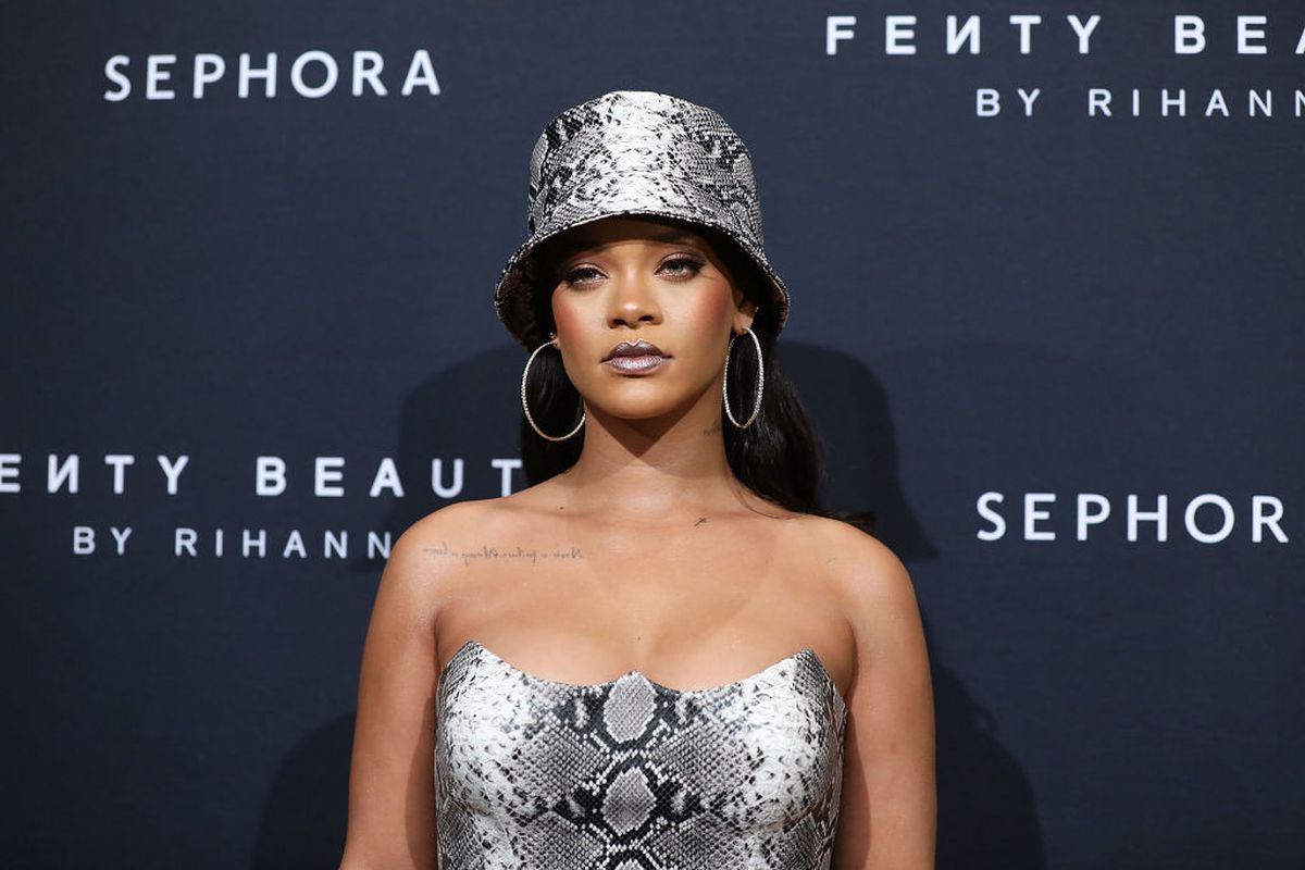 Toată lumea vorbește despre ipostaza în care Rihanna s-a fotografiat alături de fostul șef din fotbal