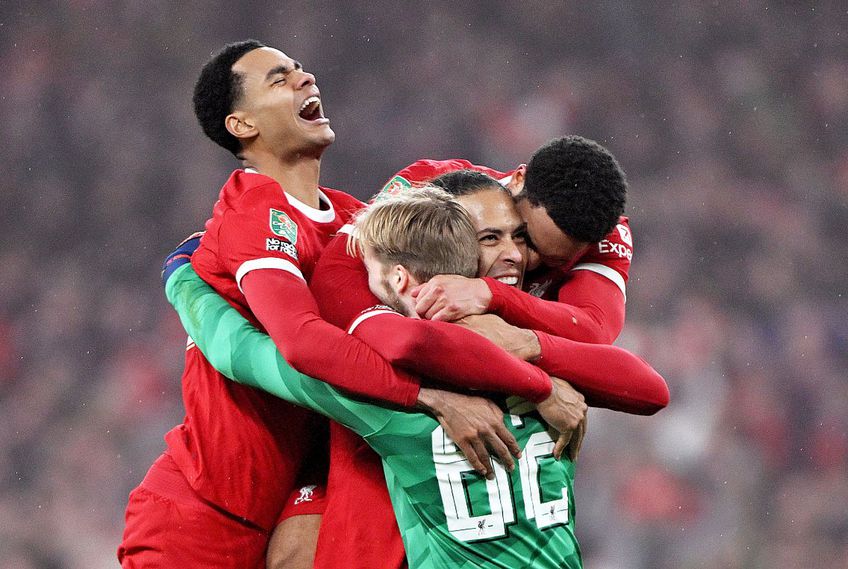 Caoimhin Kelleher, felicitat de colegii de la Liverpool după finala Cupei Ligii de sezonul trecut // foto: Guliver/gettyimages