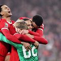 Caoimhin Kelleher, felicitat de colegii de la Liverpool după finala Cupei Ligii de sezonul trecut // foto: Guliver/gettyimages