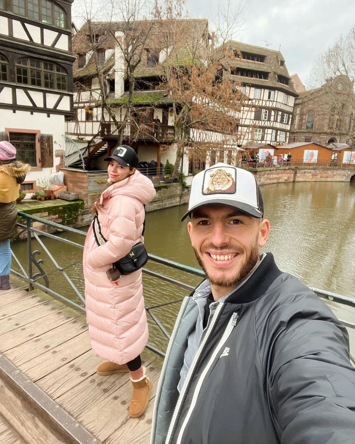 El, noul „stâlp” din defensiva FCSB » Ea, o doctoriță de succes, în plină ascensiune: „Am fost de multe ori cobaiul ei. Mi-era frică!”