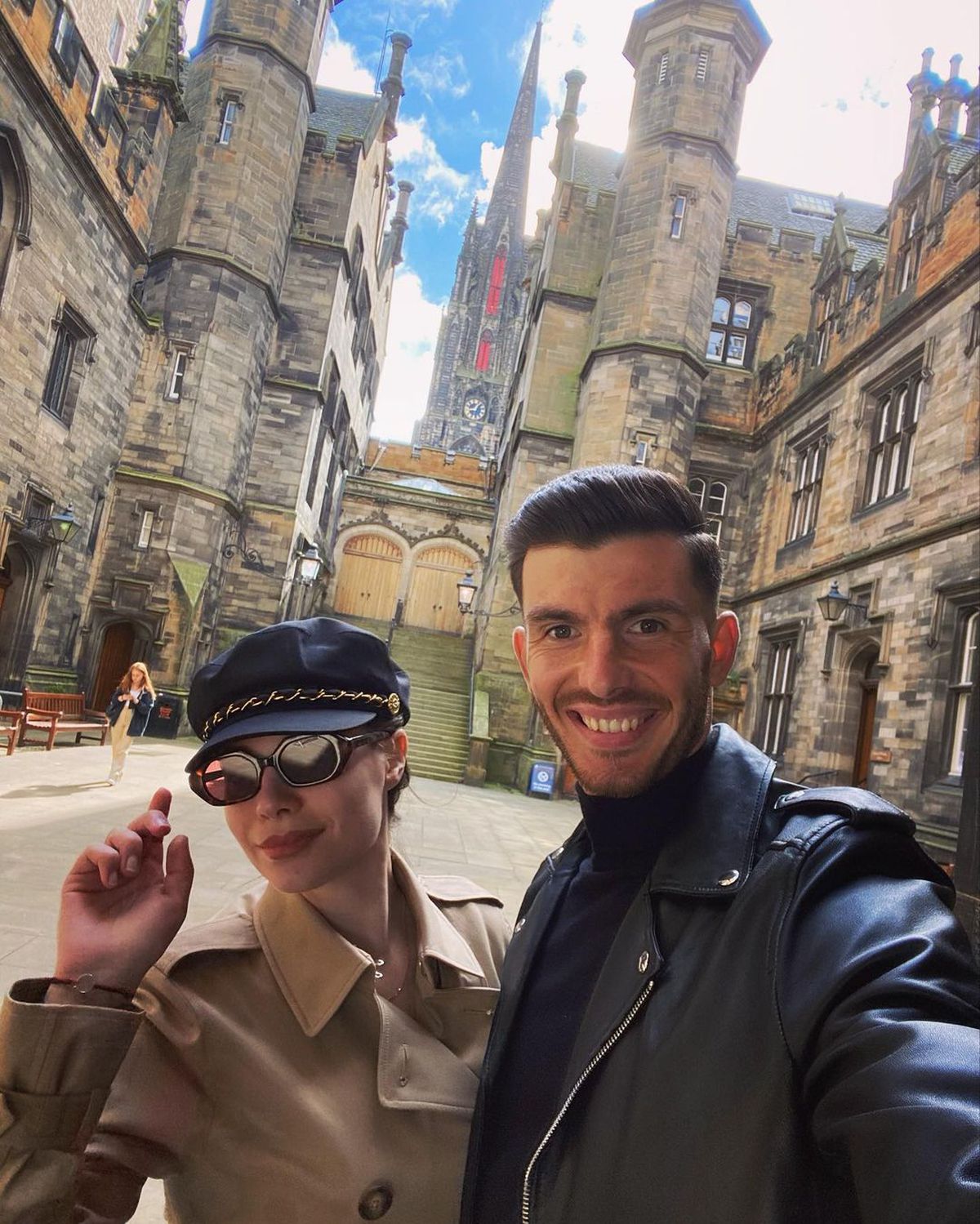 El, noul „stâlp” din defensiva FCSB » Ea, o doctoriță de succes, în plină ascensiune: „Am fost de multe ori cobaiul ei. Mi-era frică!”