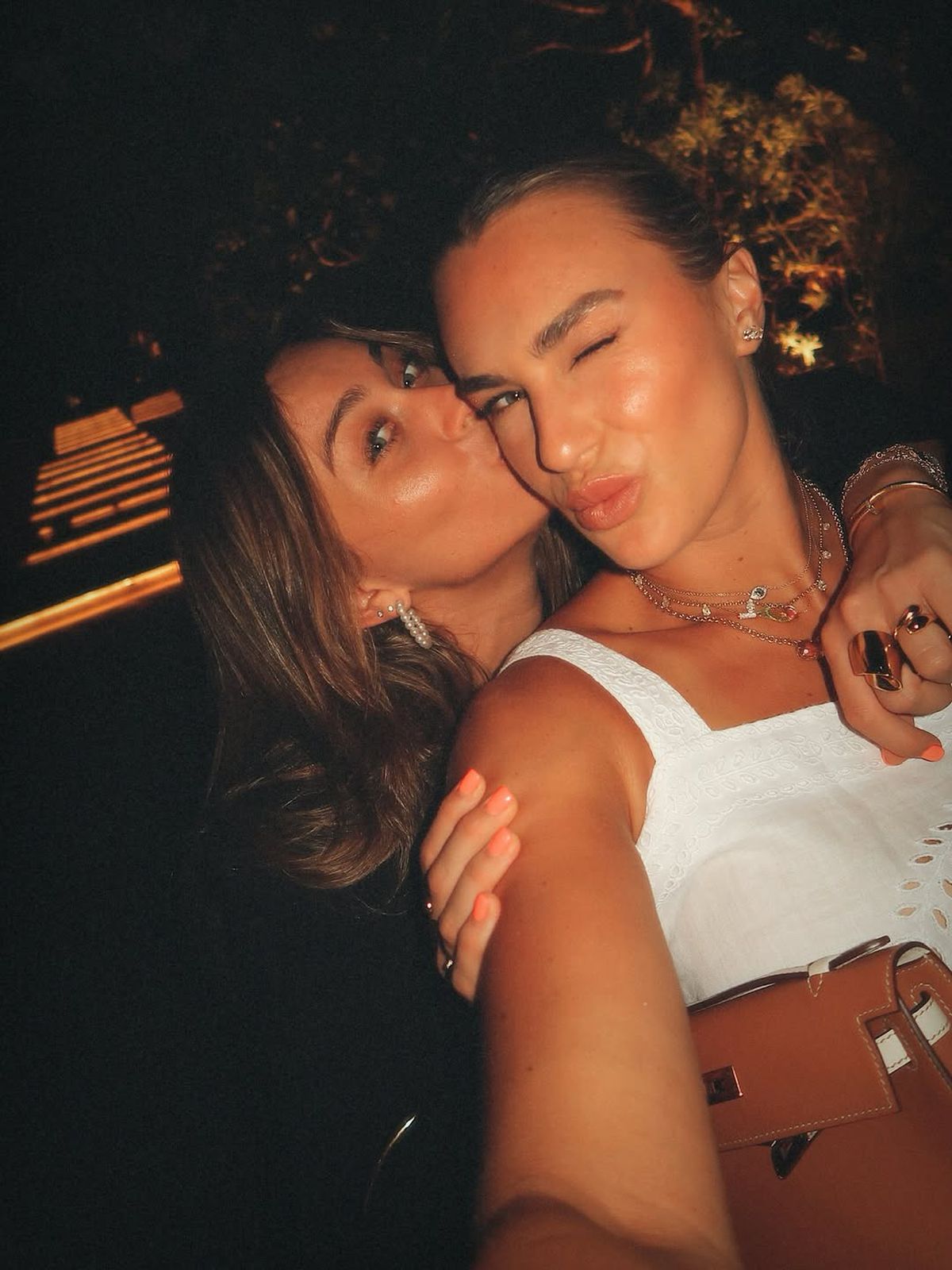 Aryna Sabalenka, liderul WTA, a șocat audiența » Ipostaze la limită, împreună cu sora mai mică