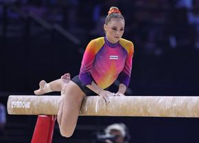 Două finale pentru gimnastele din România la Campionatele Mondiale de la Jakarta » Sabrina Maneca-Voinea la bârnă și sol și Denisa Golgotă tot la sol